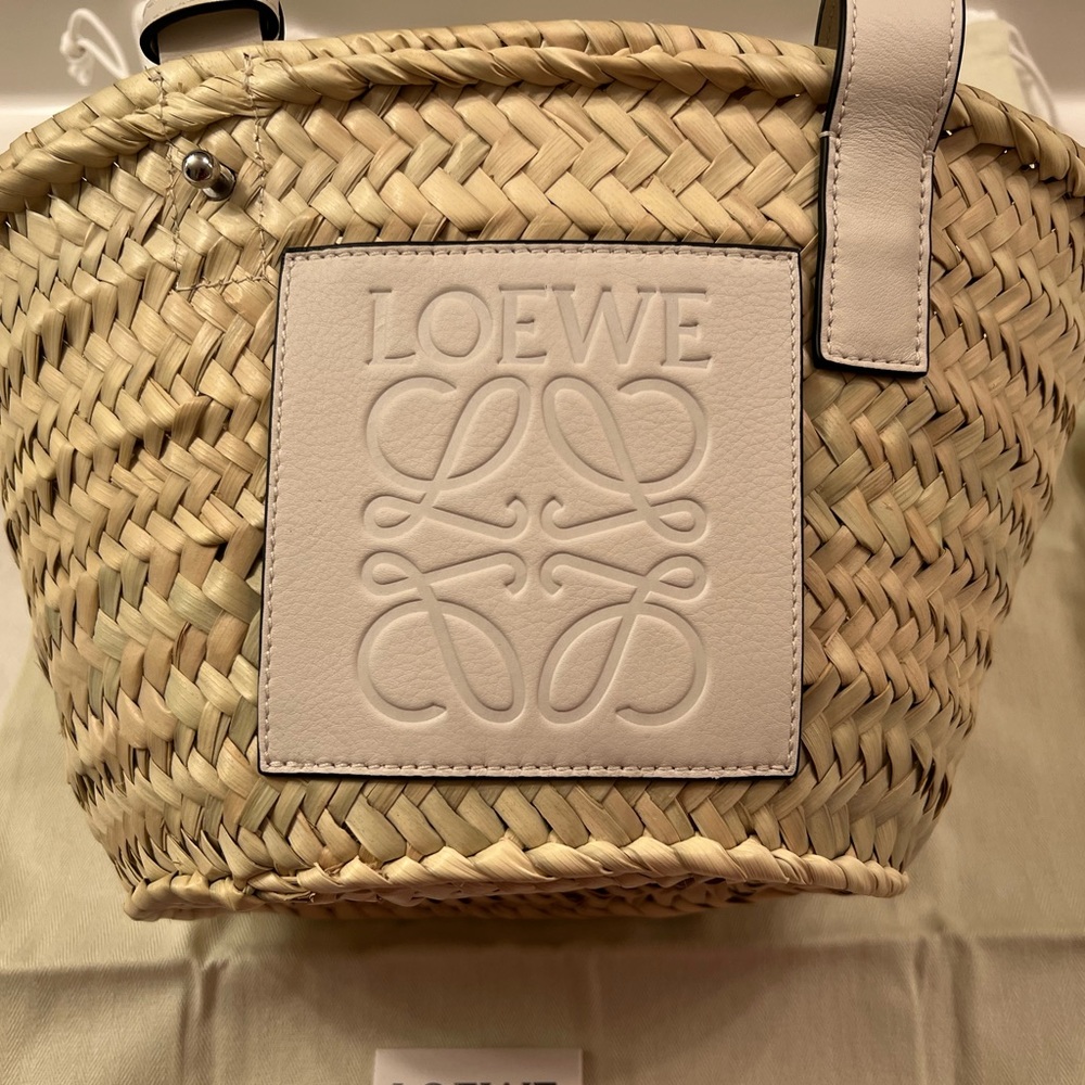 Loewe small basket and bag in palm and leafskin in Natural/White